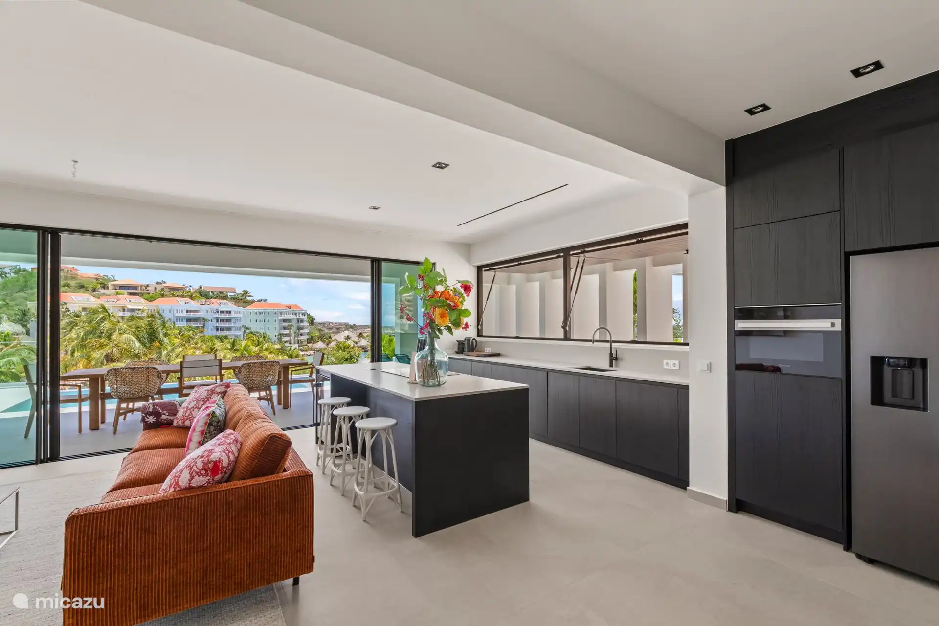 Eine offene Küche, die sich perfekt in das Wohnzimmer einfügt