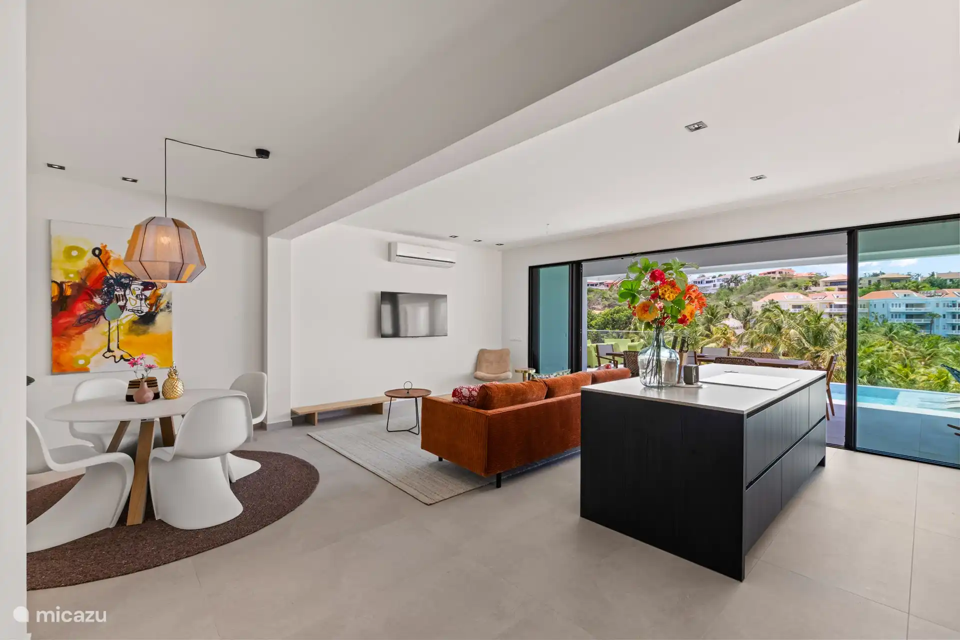 Eine offene Küche, die sich perfekt in das Wohnzimmer einfügt