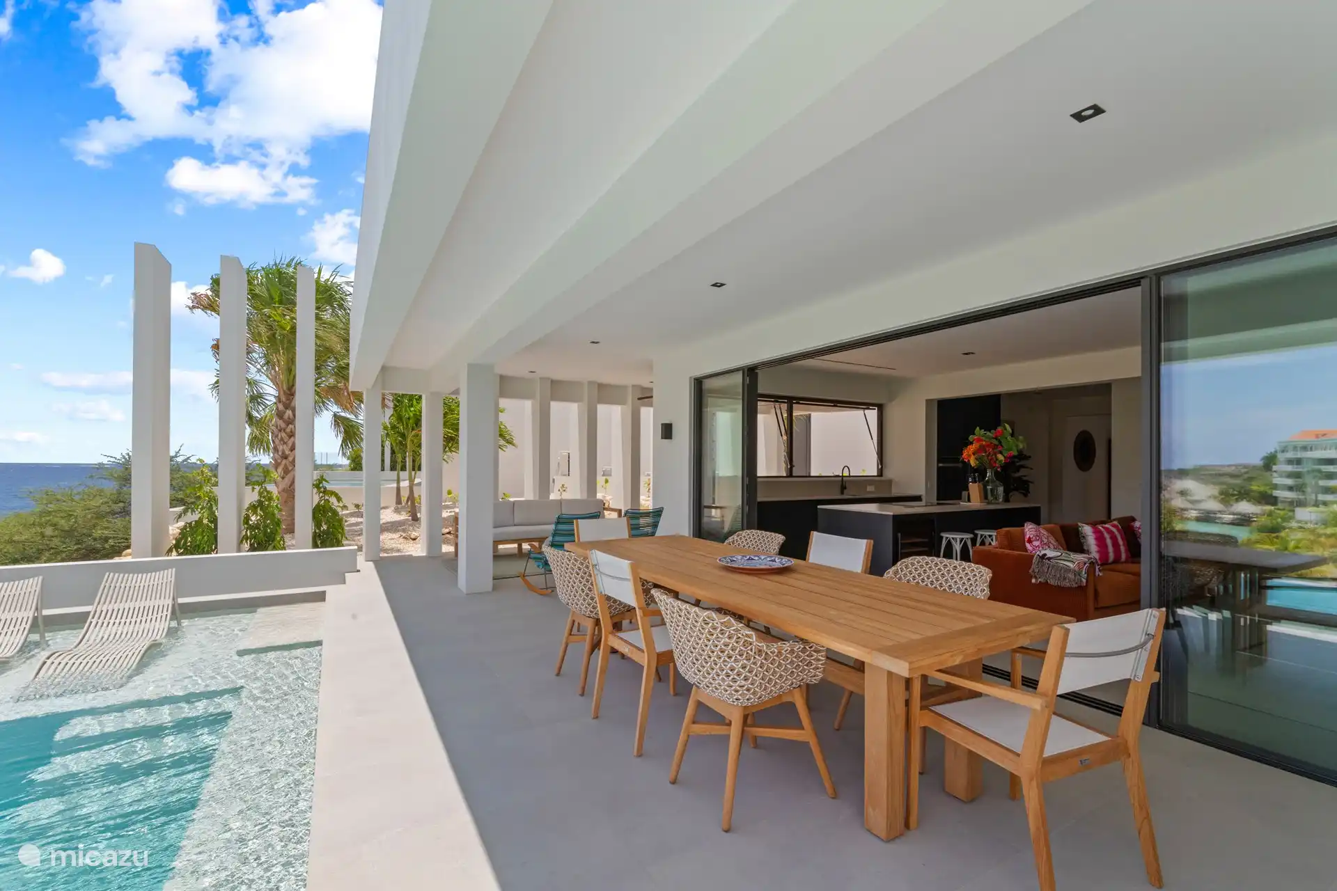 Geräumige Terrasse am Pool