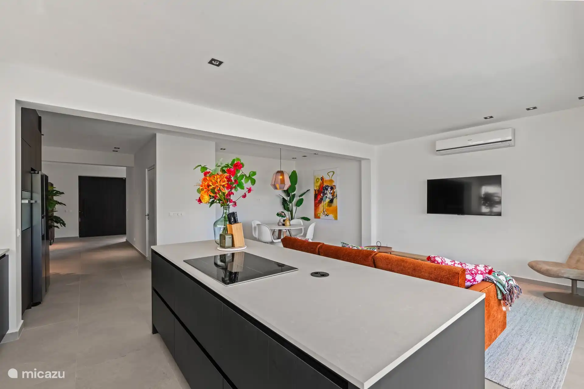 Eine offene Küche, die sich perfekt in das Wohnzimmer einfügt