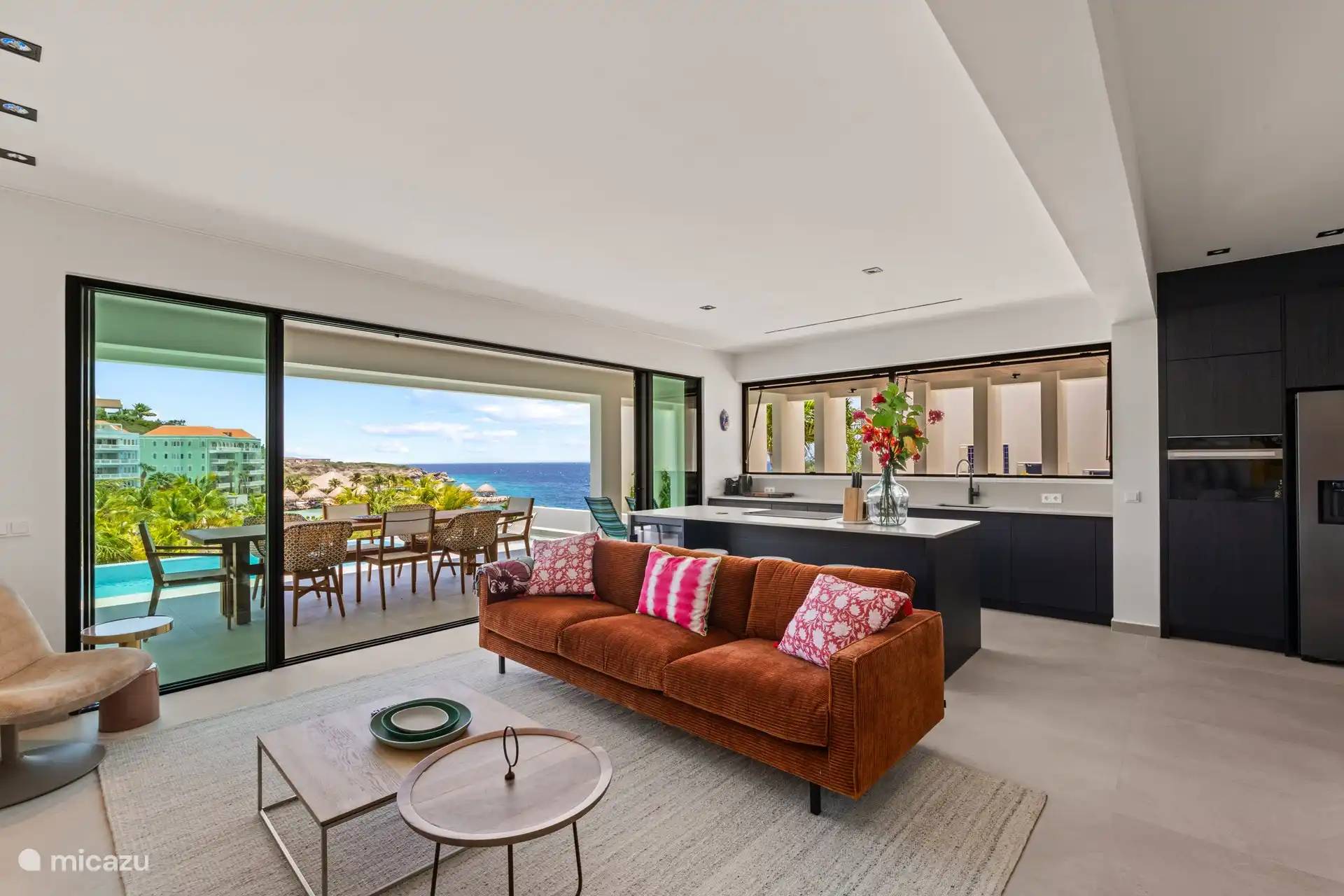 Wohnzimmer und Küche mit Panoramablick auf das Meer