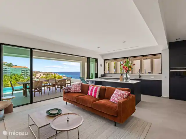Station balnéaire de Blue Bay | Villa Bocazul 1 | Curaçao, Curaçao-Centre, Blue Bay - villa Salon et cuisine avec vue panoramique sur la mer