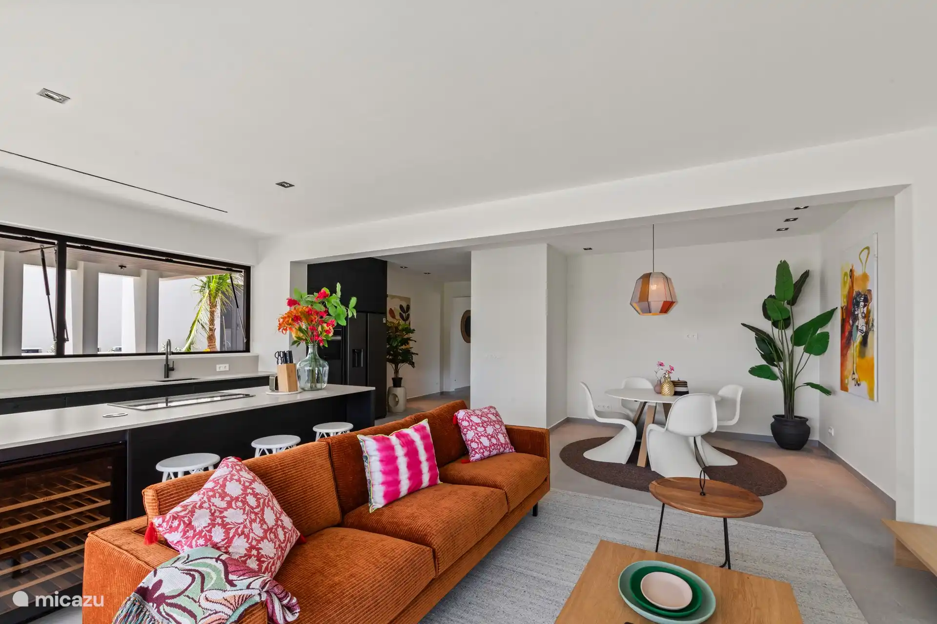 Eine offene Küche, die sich perfekt in das Wohnzimmer einfügt