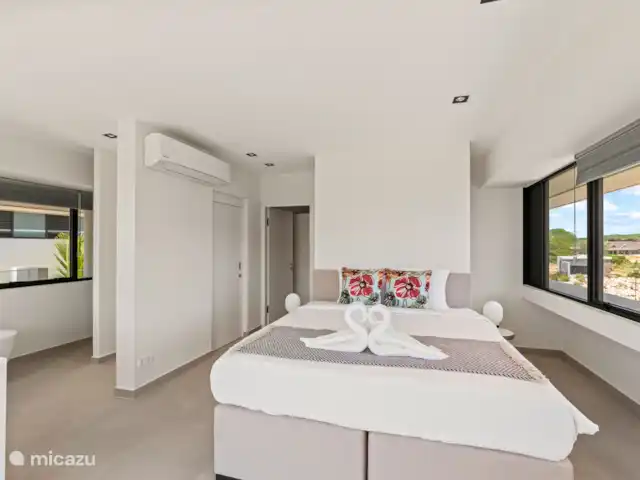 Station balnéaire de Blue Bay | Villa Bocazul 1 | Curaçao, Curaçao-Centre, Blue Bay - villa Chambre principale avec lit double, baignoire, douche et climatisation
