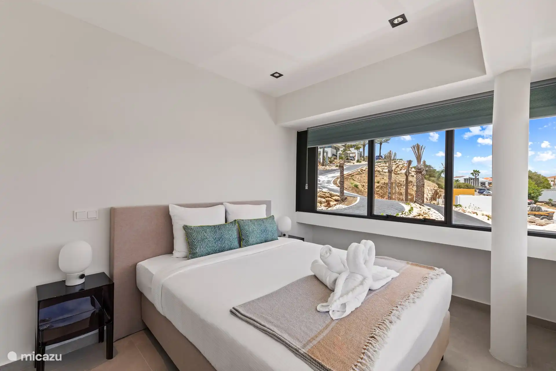 Schlafzimmer mit Doppelbett, Bad und Klimaanlage