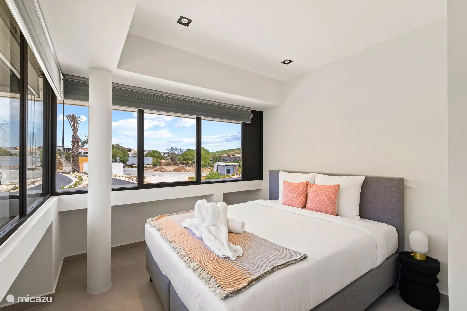 Schlafzimmer mit Doppelbett, Bad und Klimaanlage