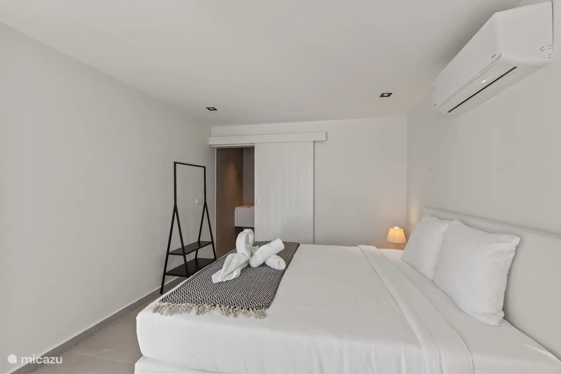 Schlafzimmer im Studio mit Bad, Küche und Klimaanlage