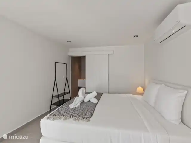 Station balnéaire de Blue Bay | Villa Bocazul 1 | Curaçao, Curaçao-Centre, Blue Bay - villa Chambre dans le studio avec salle de bain, cuisine et climatisation