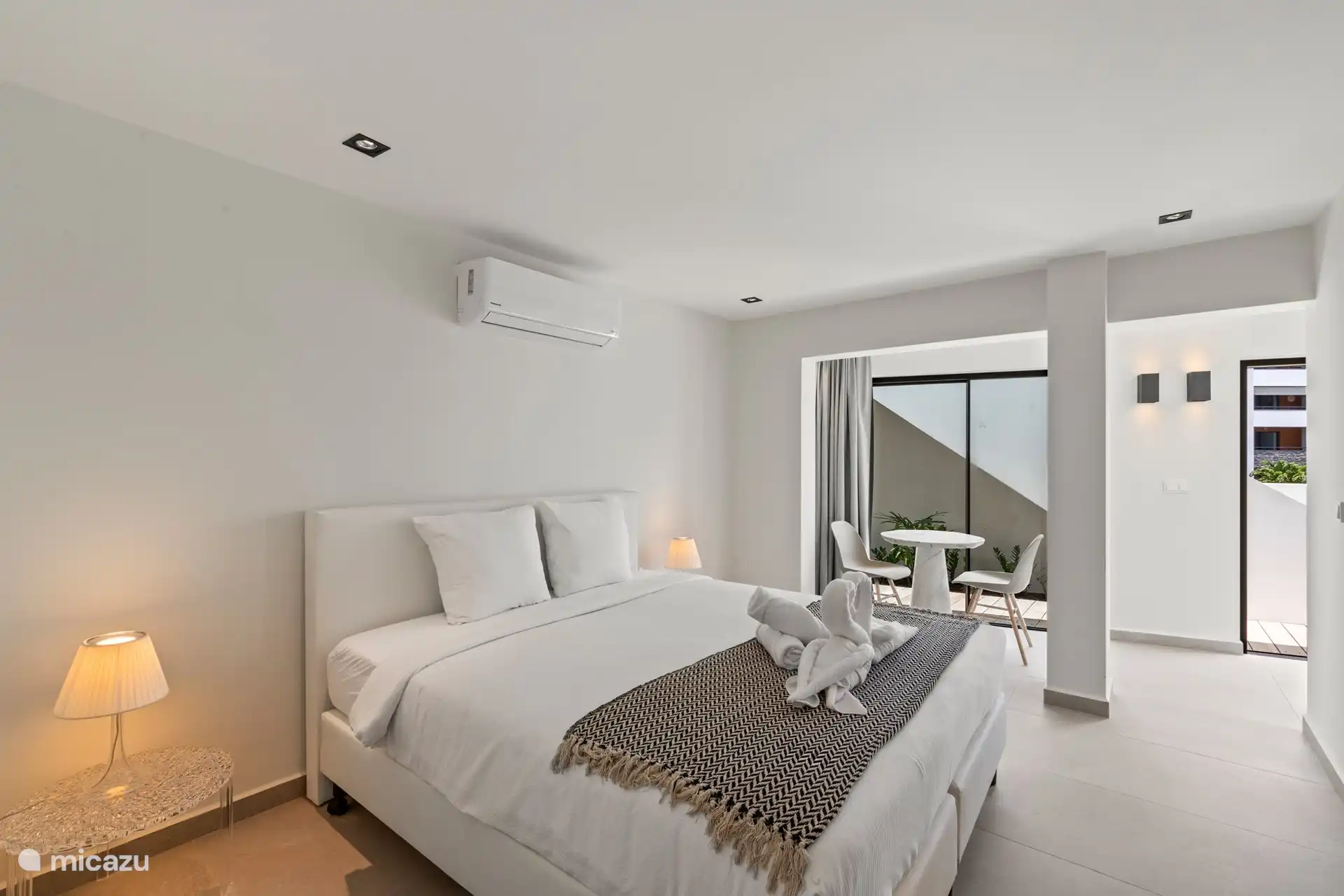 Schlafzimmer im Studio mit Bad, Küche und Klimaanlage