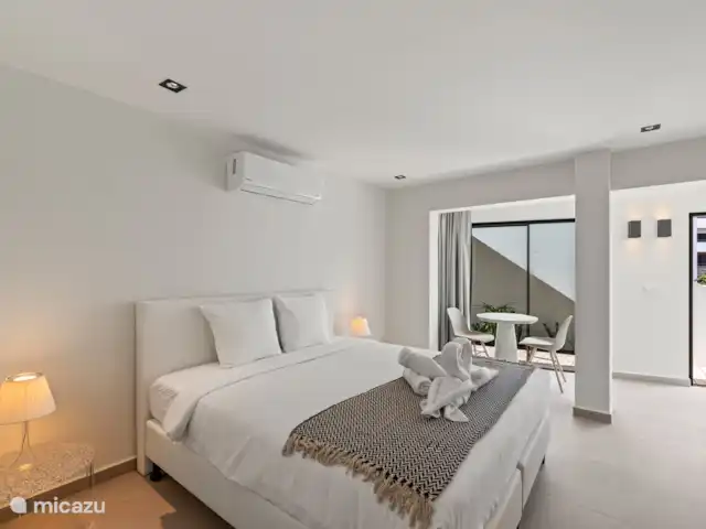 Station balnéaire de Blue Bay | Villa Bocazul 1 | Curaçao, Curaçao-Centre, Blue Bay - villa Chambre dans le studio avec salle de bain, cuisine et climatisation
