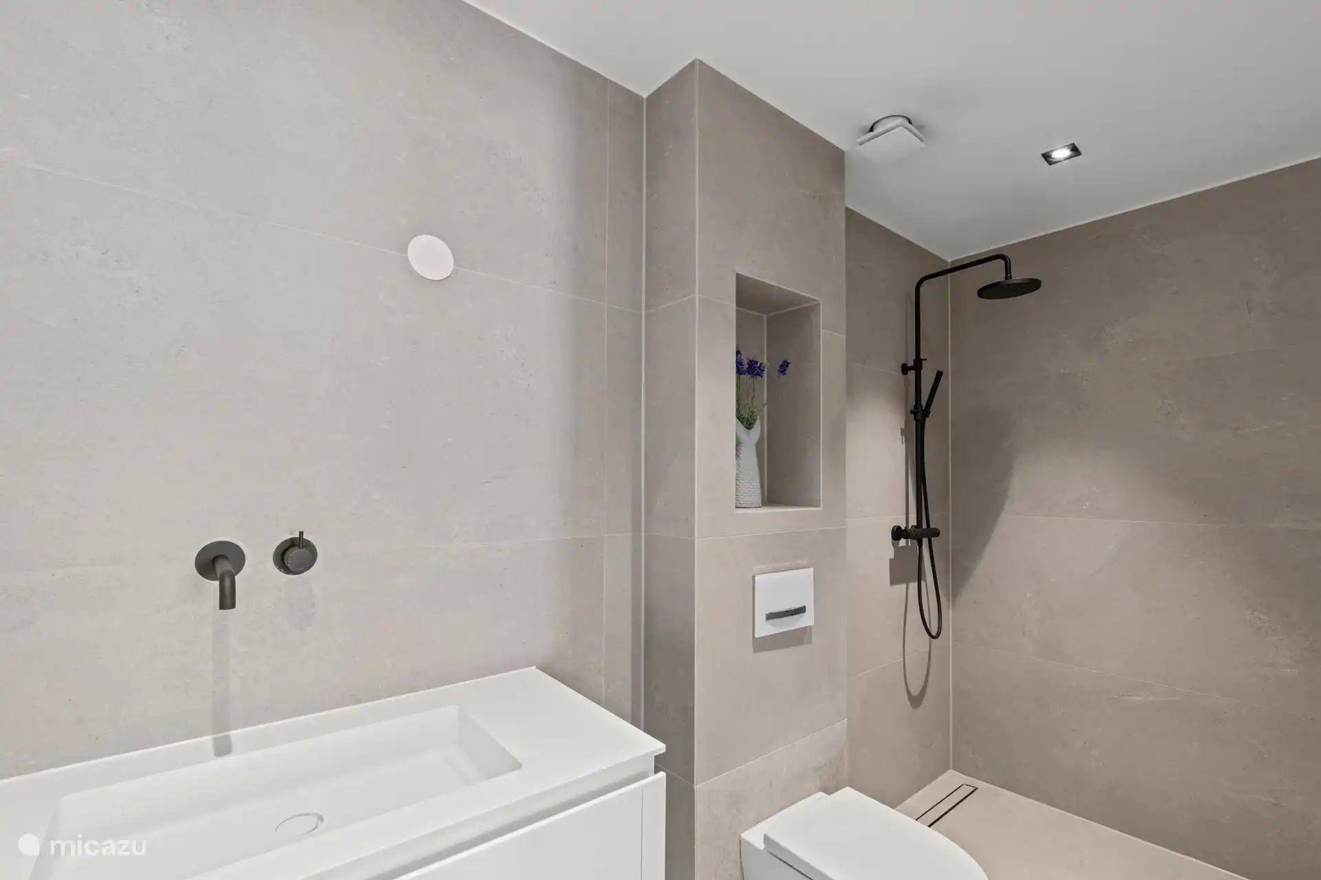 Badezimmer im Studio mit Regendusche und WC