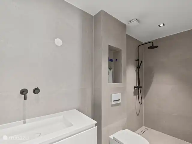 Station balnéaire de Blue Bay | Villa Bocazul 1 | Curaçao, Curaçao-Centre, Blue Bay - villa Salle de bain dans le studio avec douche à effet pluie et toilettes