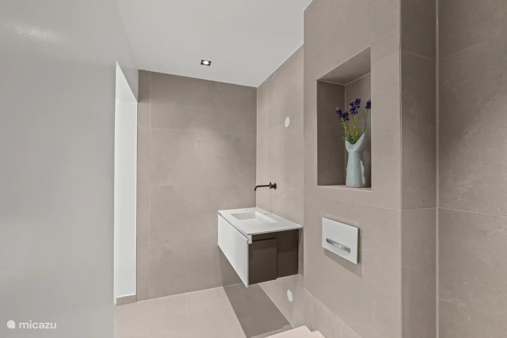 Badezimmer im Studio mit Regendusche und WC