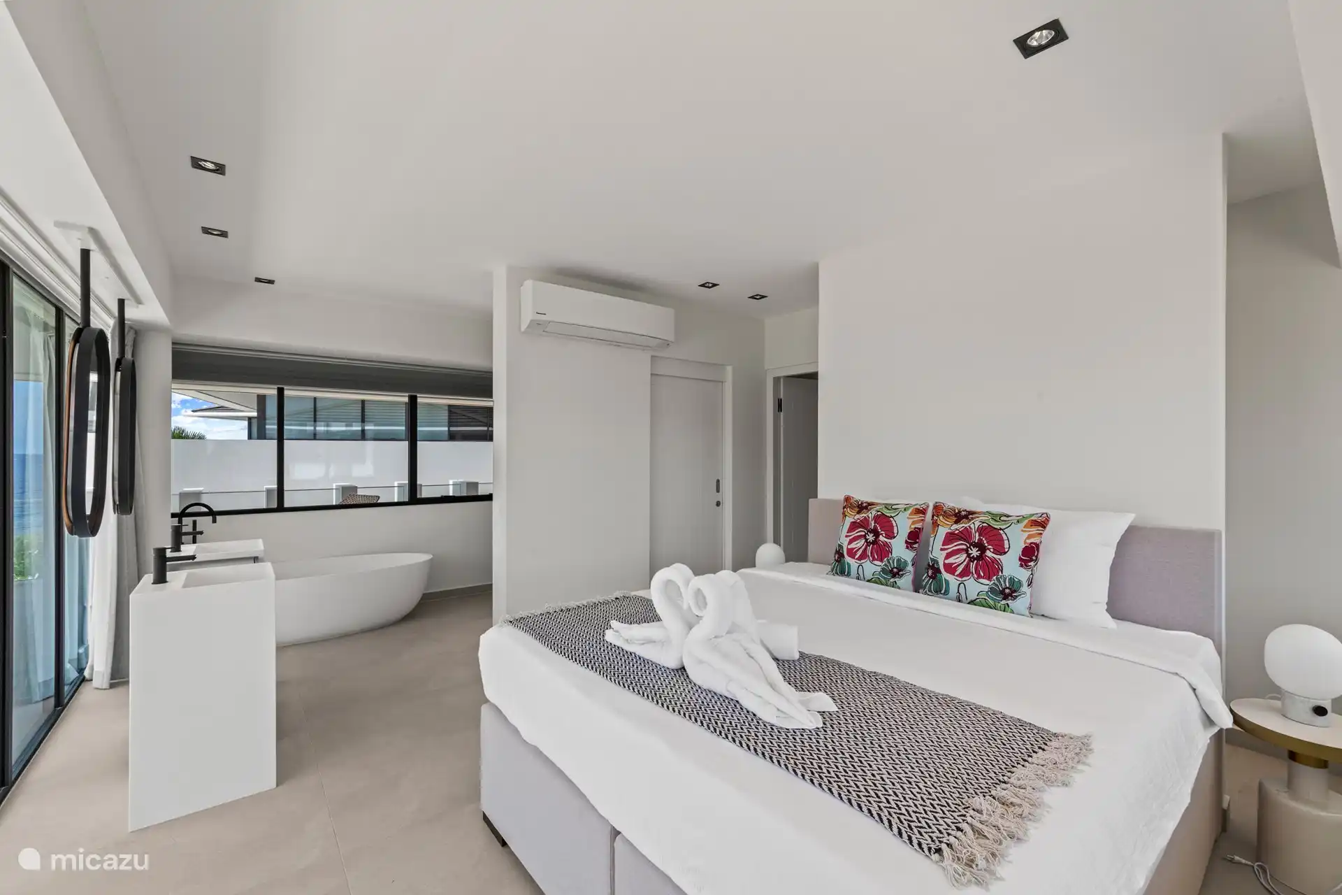 Hauptschlafzimmer mit Doppelbett, Badewanne, Dusche und Klimaanlage