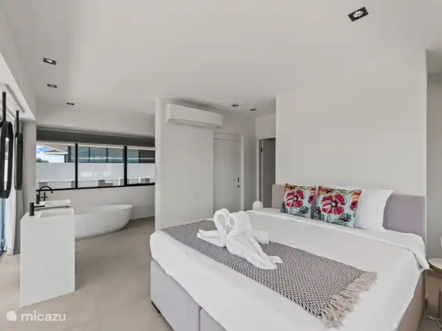 Station balnéaire de Blue Bay | Villa Bocazul 1 | Curaçao, Curaçao-Centre, Blue Bay - villa Chambre principale avec lit double, baignoire, douche et climatisation