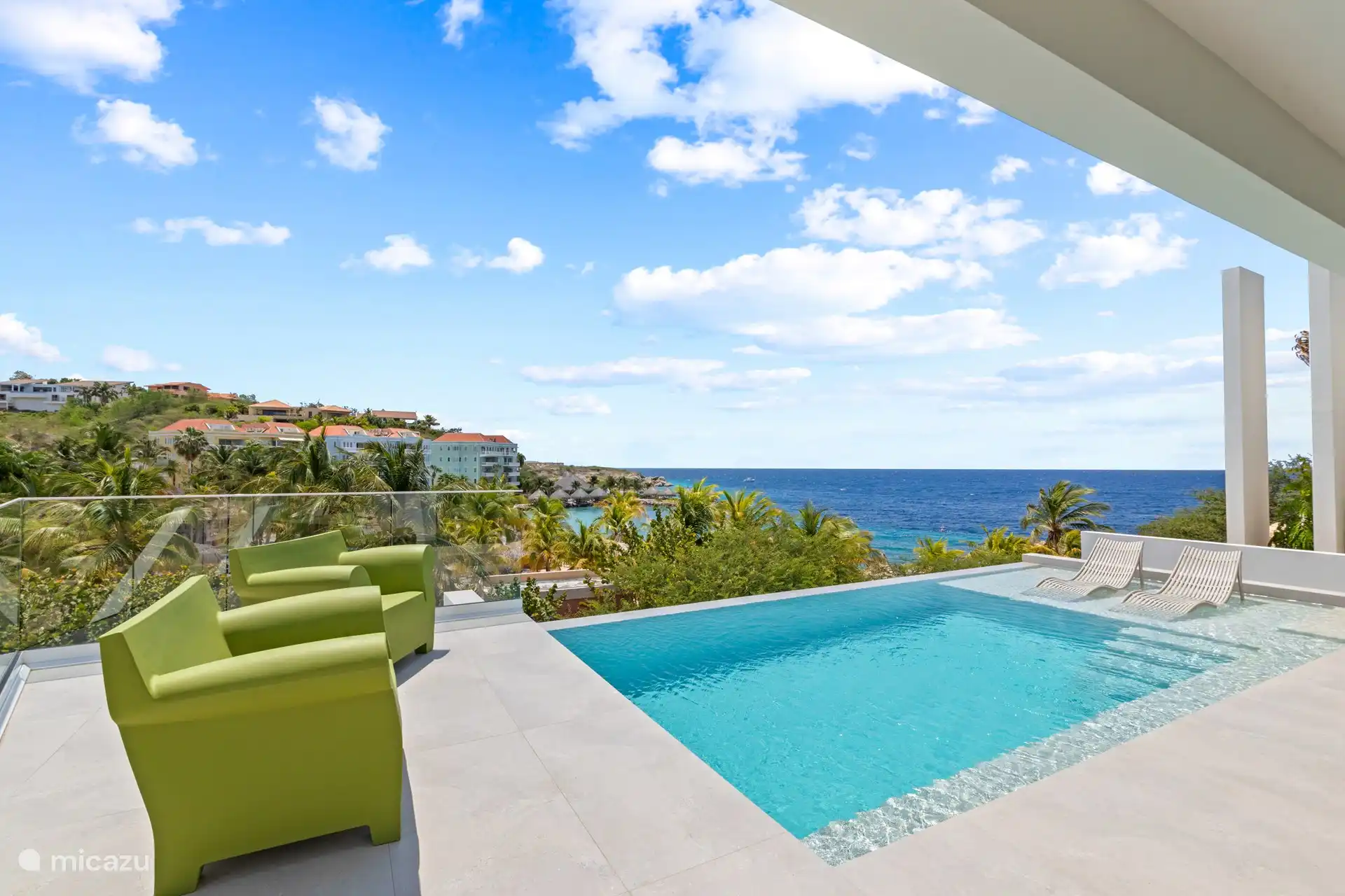 Schwimmbad mit Meerblick