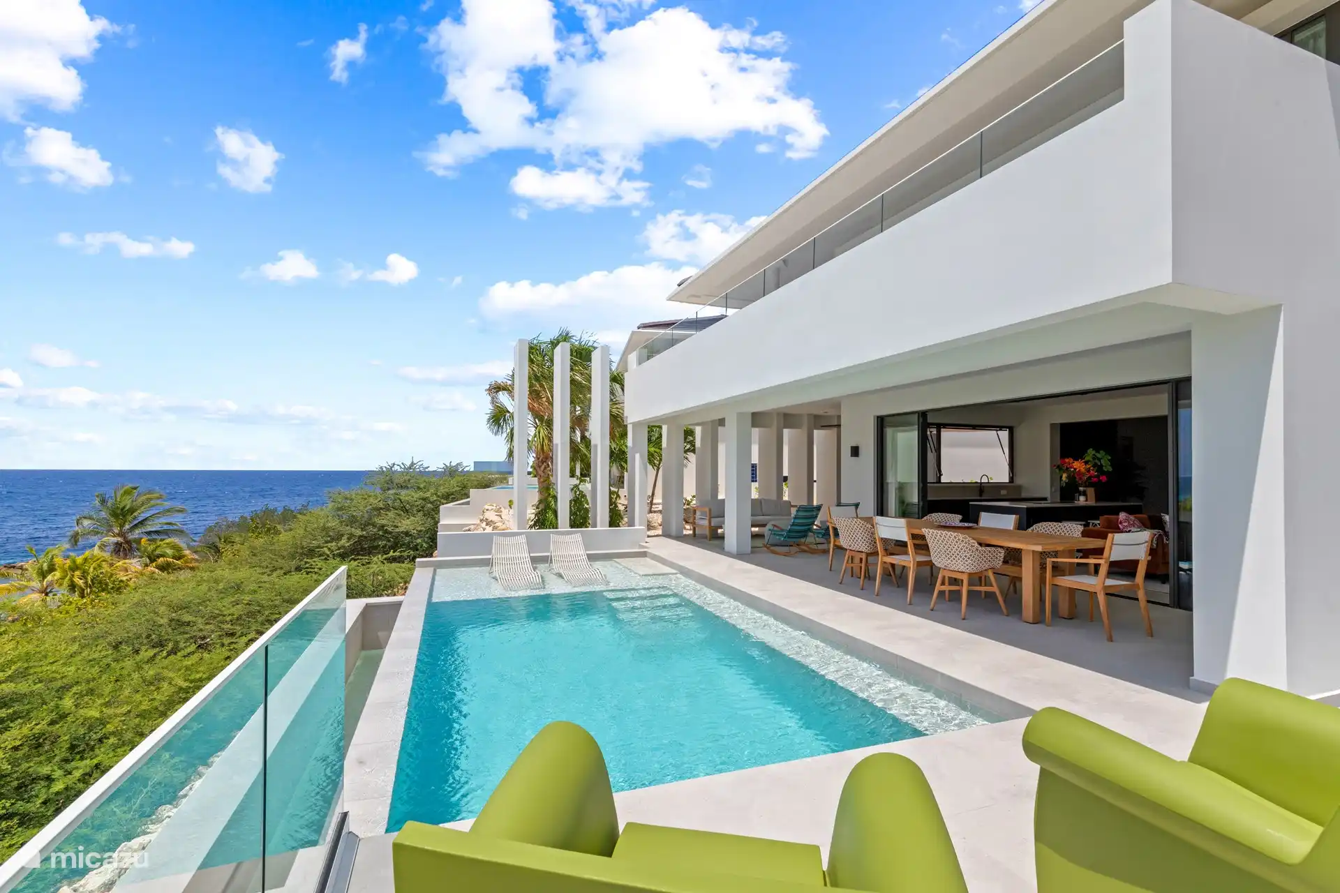 Geräumige Terrasse mit Swimmingpool