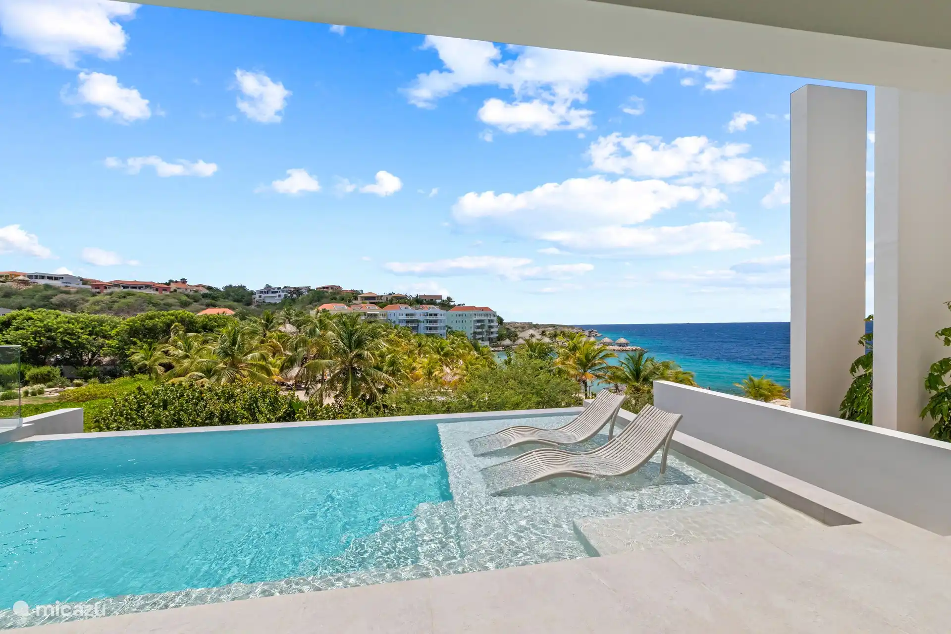 Sonnenliegen im Wasser: ultimative Entspannung