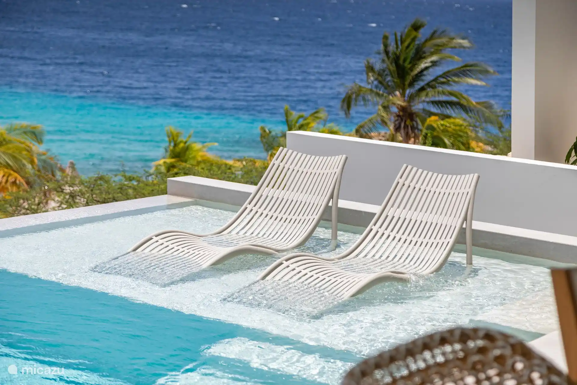 Sonnenliegen im Wasser: ultimative Entspannung