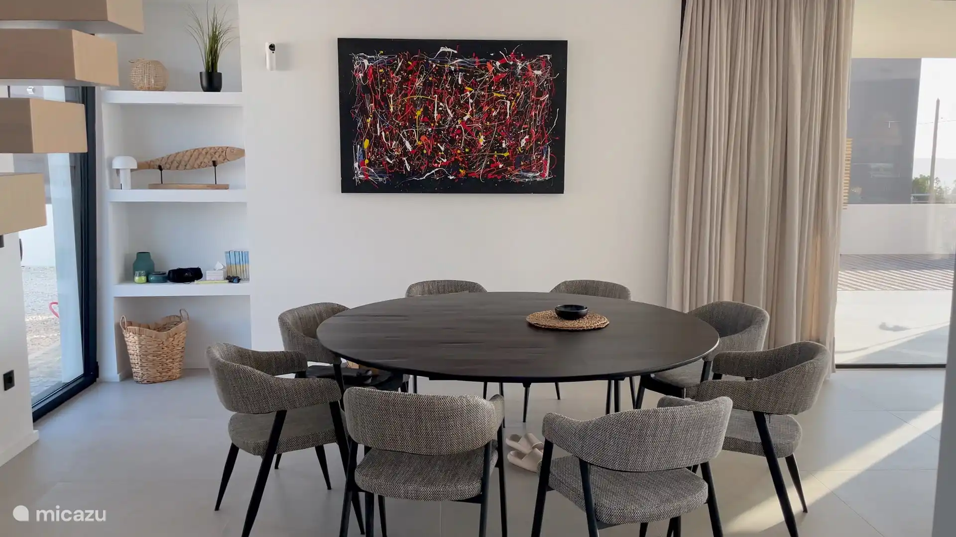 Geräumiger runder Esstisch für 10 Personen im Wohnzimmer