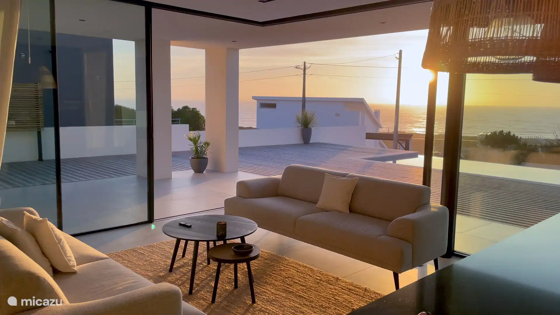 Gemütliches Wohnzimmer mit Blick auf das Meer