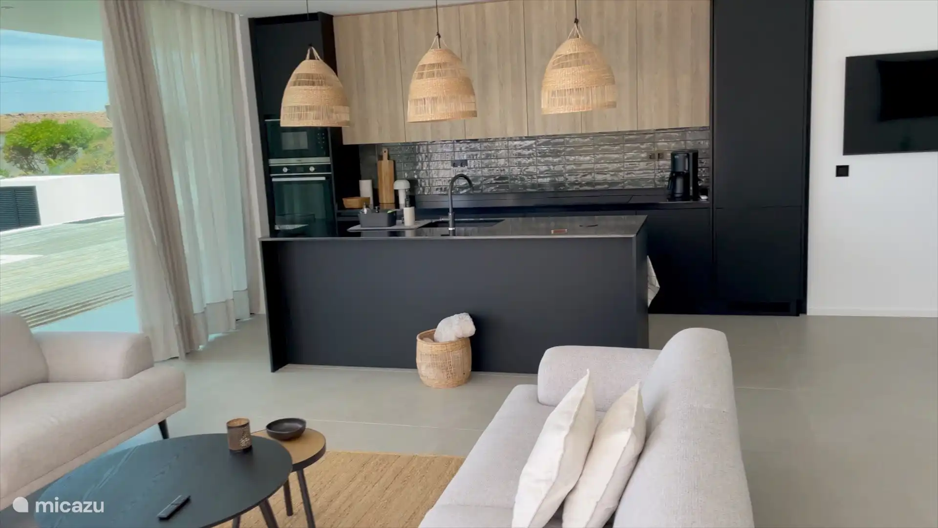 Offene Küche mit allen Geräten, Herd, Geschirrspüler, Mikrowelle, Backofen, Gefrierschrank und Kühlschrank, Kaffeemaschine und allen notwendigen Geräten zum Kochen und Essen :-)