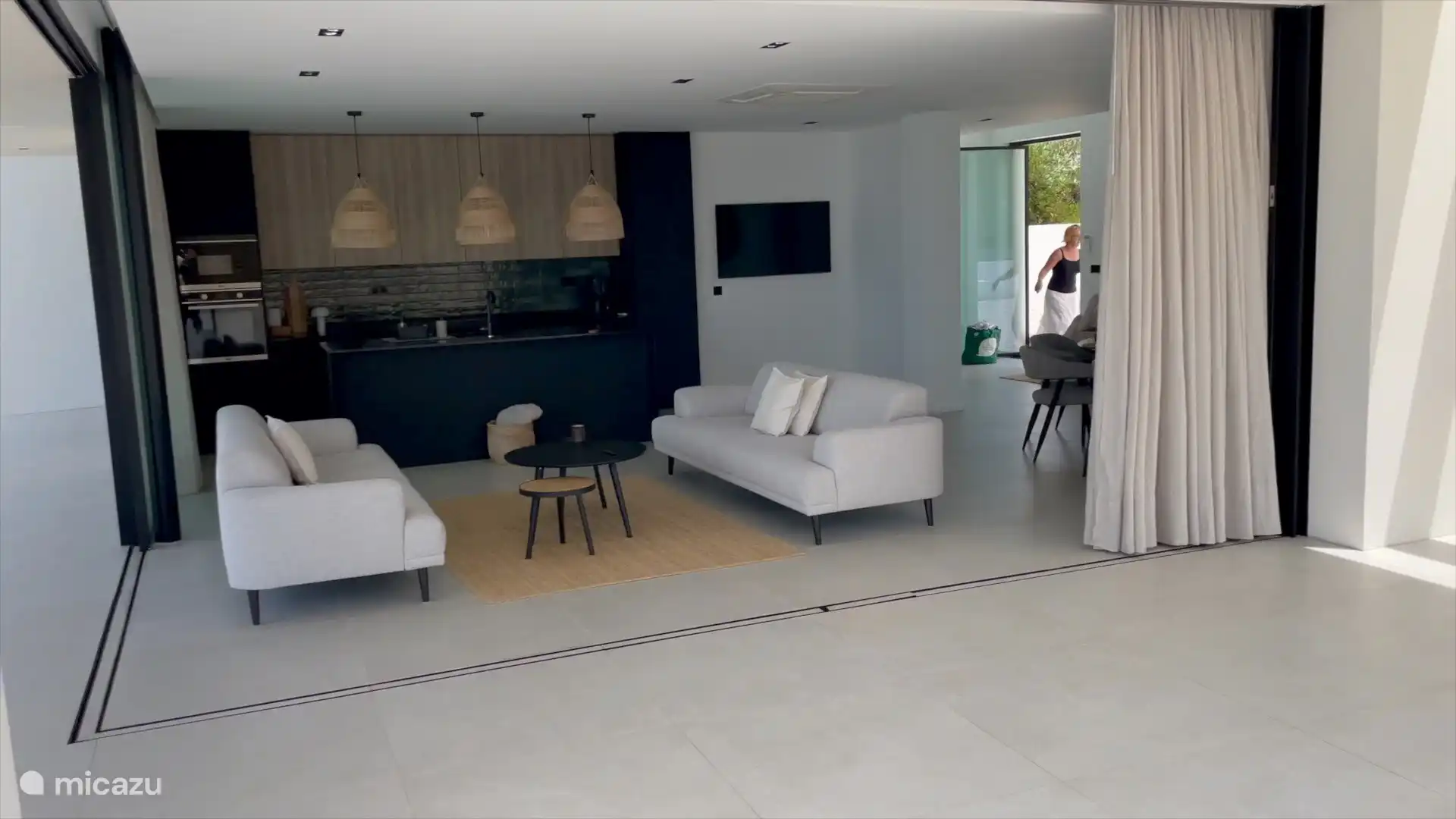 Geräumiges Wohnzimmer mit Esstisch und offener Küche, Flachbildfernseher, Klimaanlage