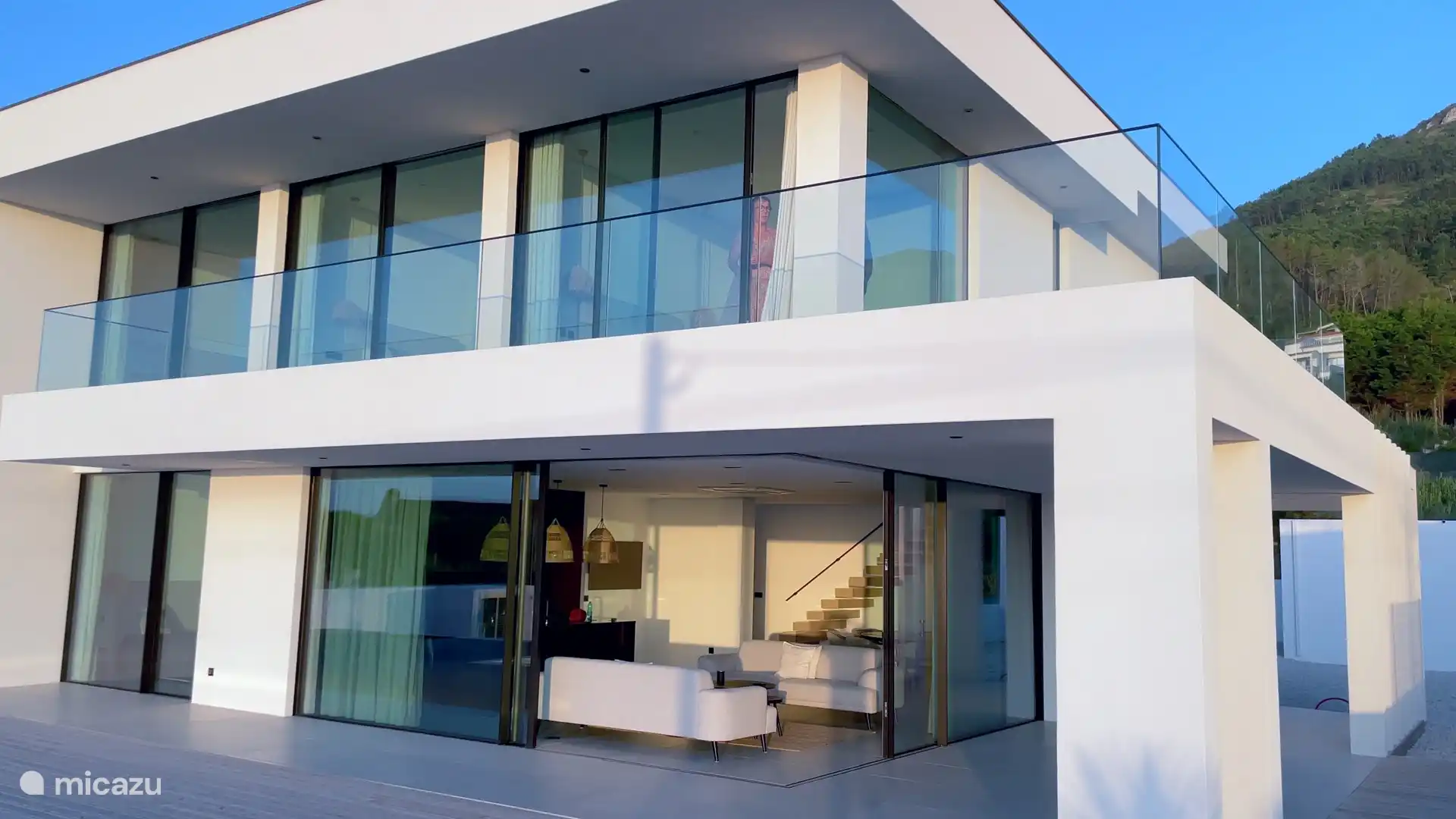 Unsere Villa verfügt über ein Schiebefenster, das in die Wand eingezogen wird, so dass Innen und Außen bei geöffneten Fenstern ineinander übergehen.