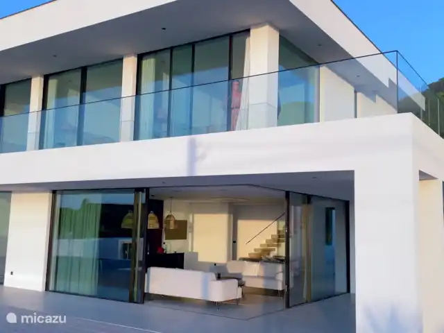 La Beach House Vue Mer | Portugal, Costa de Prata, Figueira da Foz - villa Notre villa dispose d’une fenêtre coulissante qui se rétracte dans le mur, de sorte que l’intérieur et l’extérieur se fondent l’un dans l’autre lorsque les fenêtres sont ouvertes.