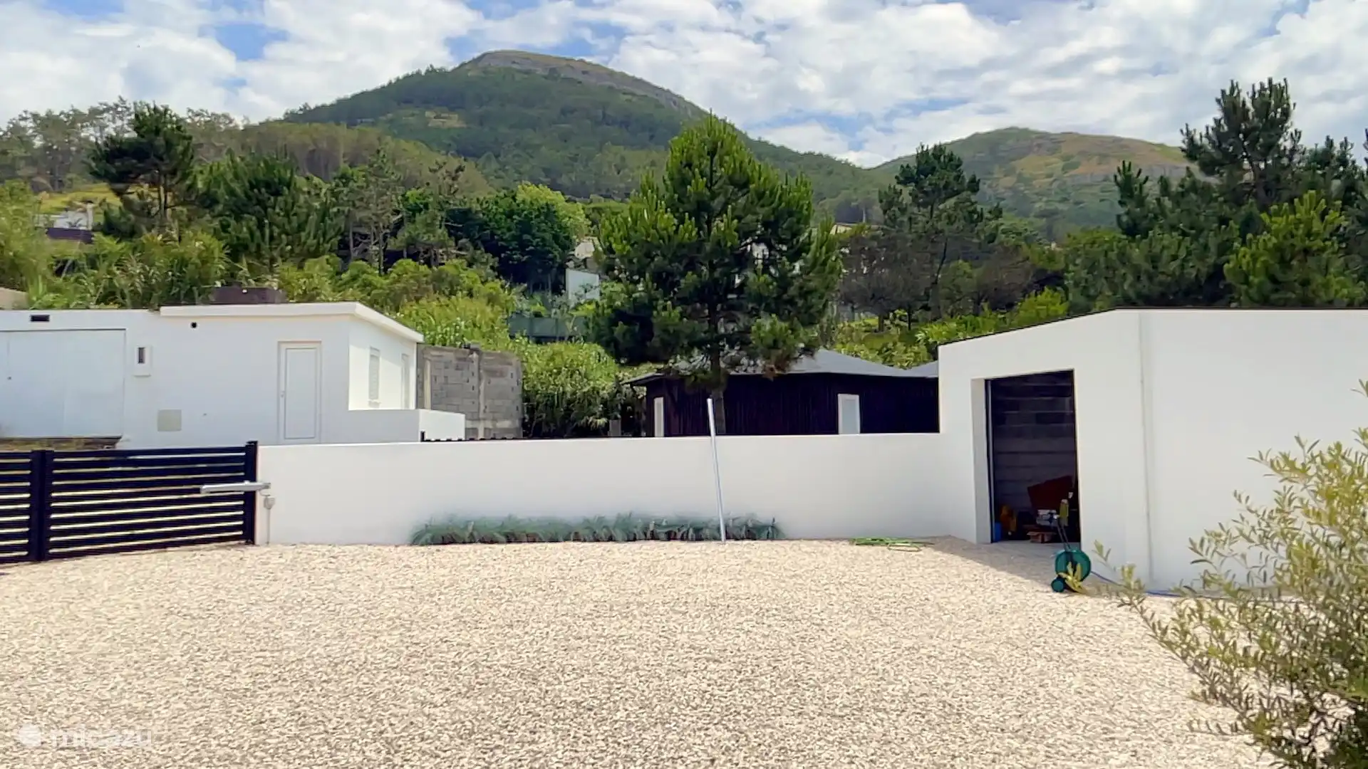 Komplett ummauerter Garten mit privater Garage und Blick auf den Berg Serra da Boa Viagem 