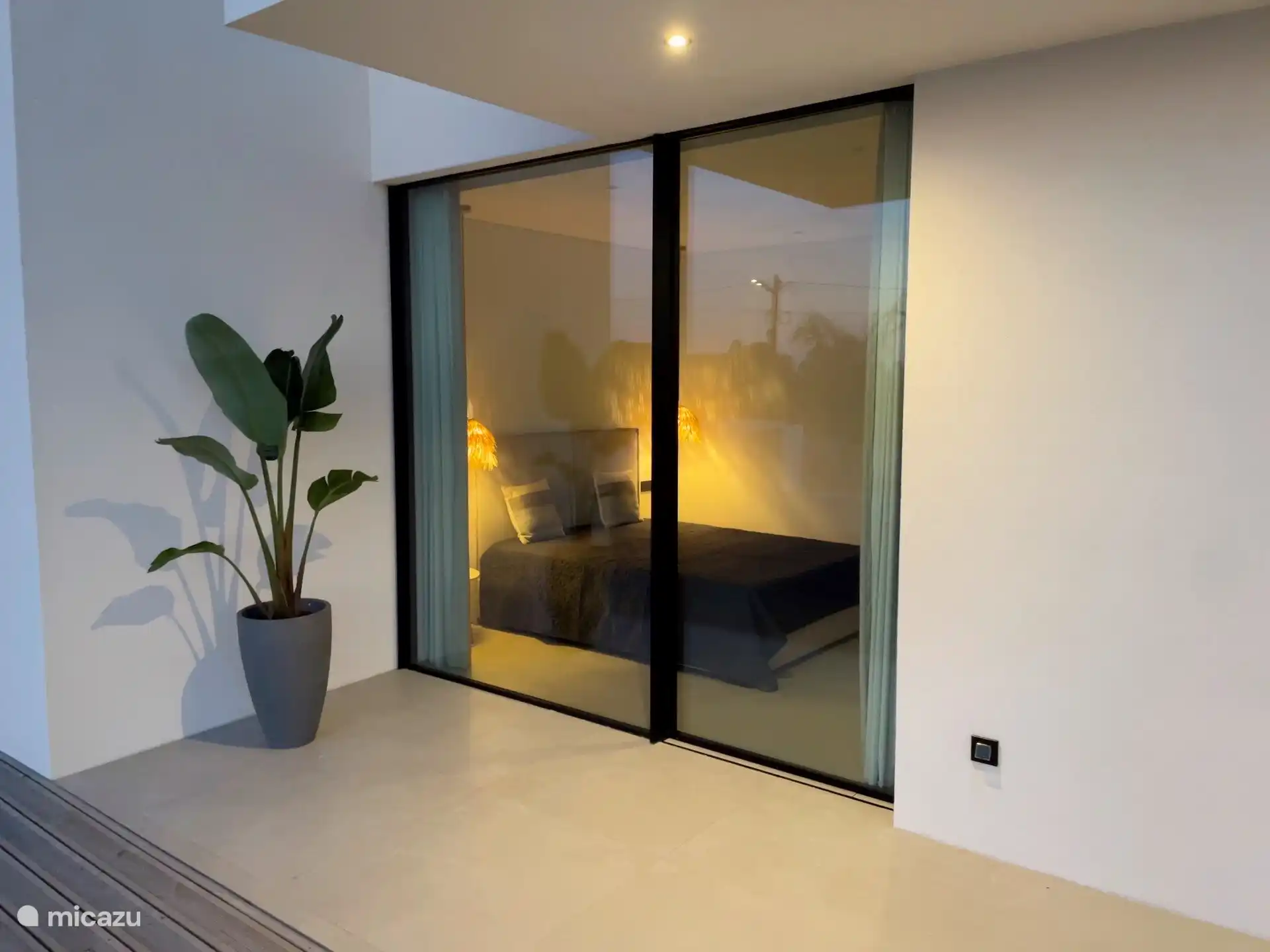 Schlafzimmer 4 im Erdgeschoss mit Meerblick und Terrasse