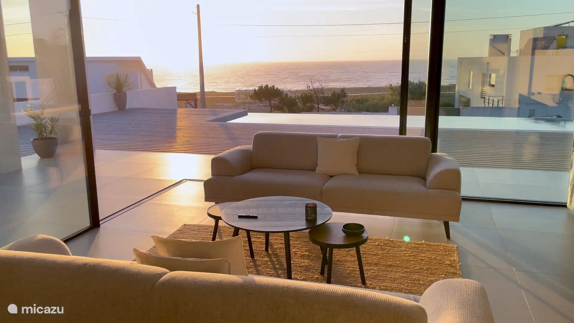 Attraktives und luxuriöses Interieur des Wohnzimmers mit spektakulärem Meerblick, Infinity-Pool, 4 Schlafzimmern und eigenem Bad