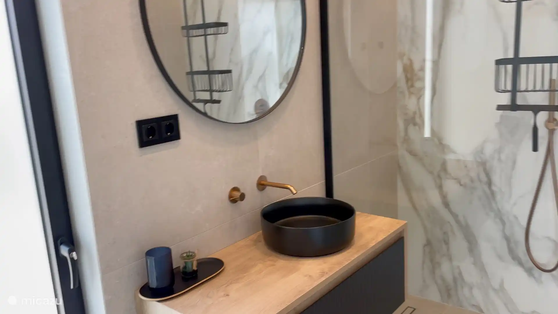 Badezimmer 1 mit Waschbecken