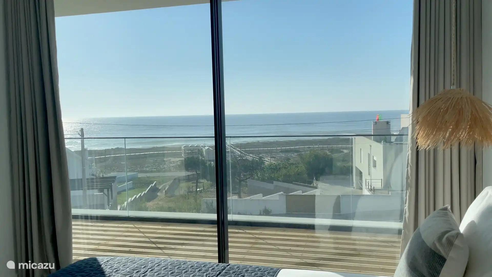 Schlafzimmer 2 mit Doppelbett und Meerblick en-suite Badezimmer