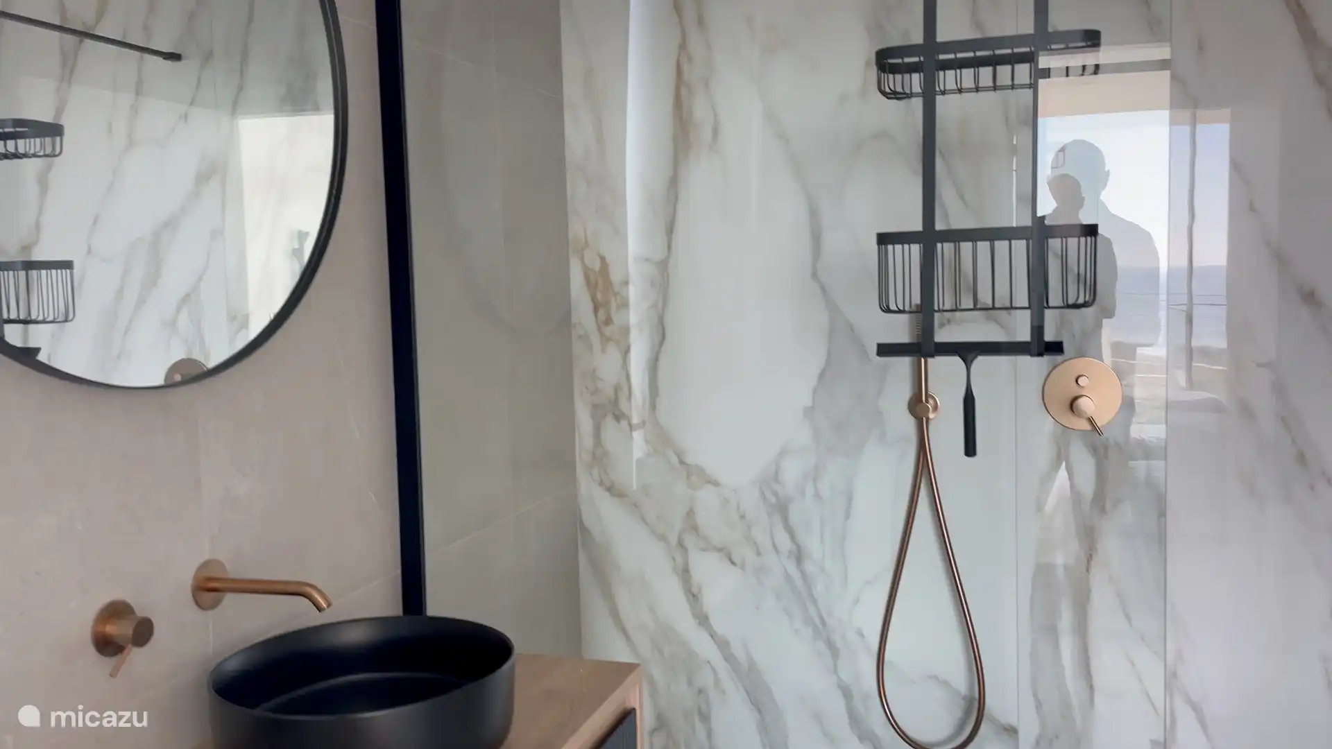 Badezimmer 2 mit begehbarer Dusche und Waschbecken