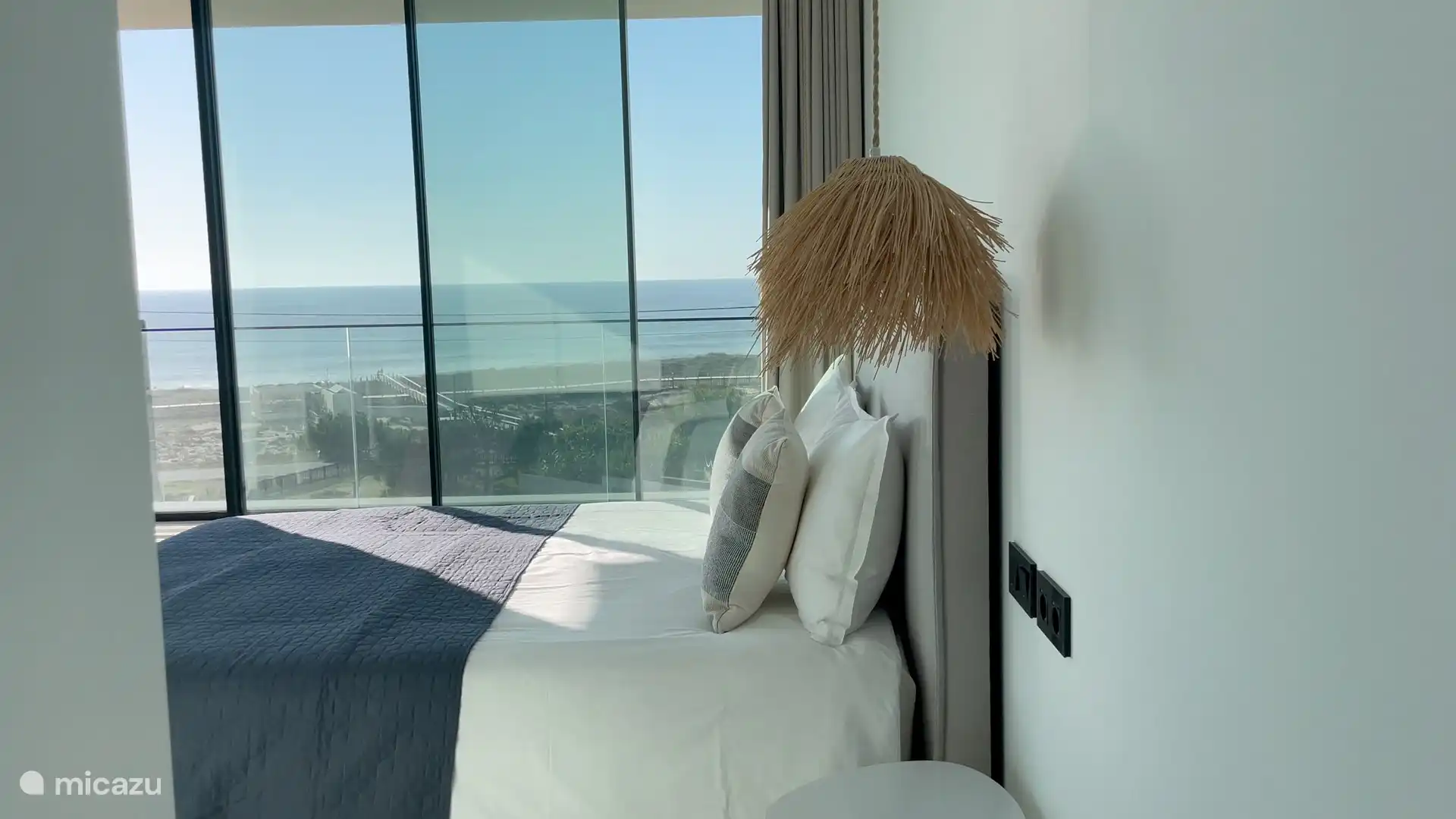 Schlafzimmer 3 mit Eckfenster und spektakulärem Meerblick.  En-suite Badezimmer mit WC