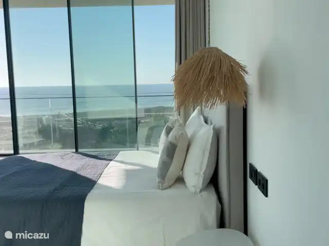 La Beach House Vue Mer | Portugal, Costa de Prata, Figueira da Foz - villa Chambre 3 avec fenêtre d’angle et vue spectaculaire sur la mer.  Salle de bain attenante avec WC