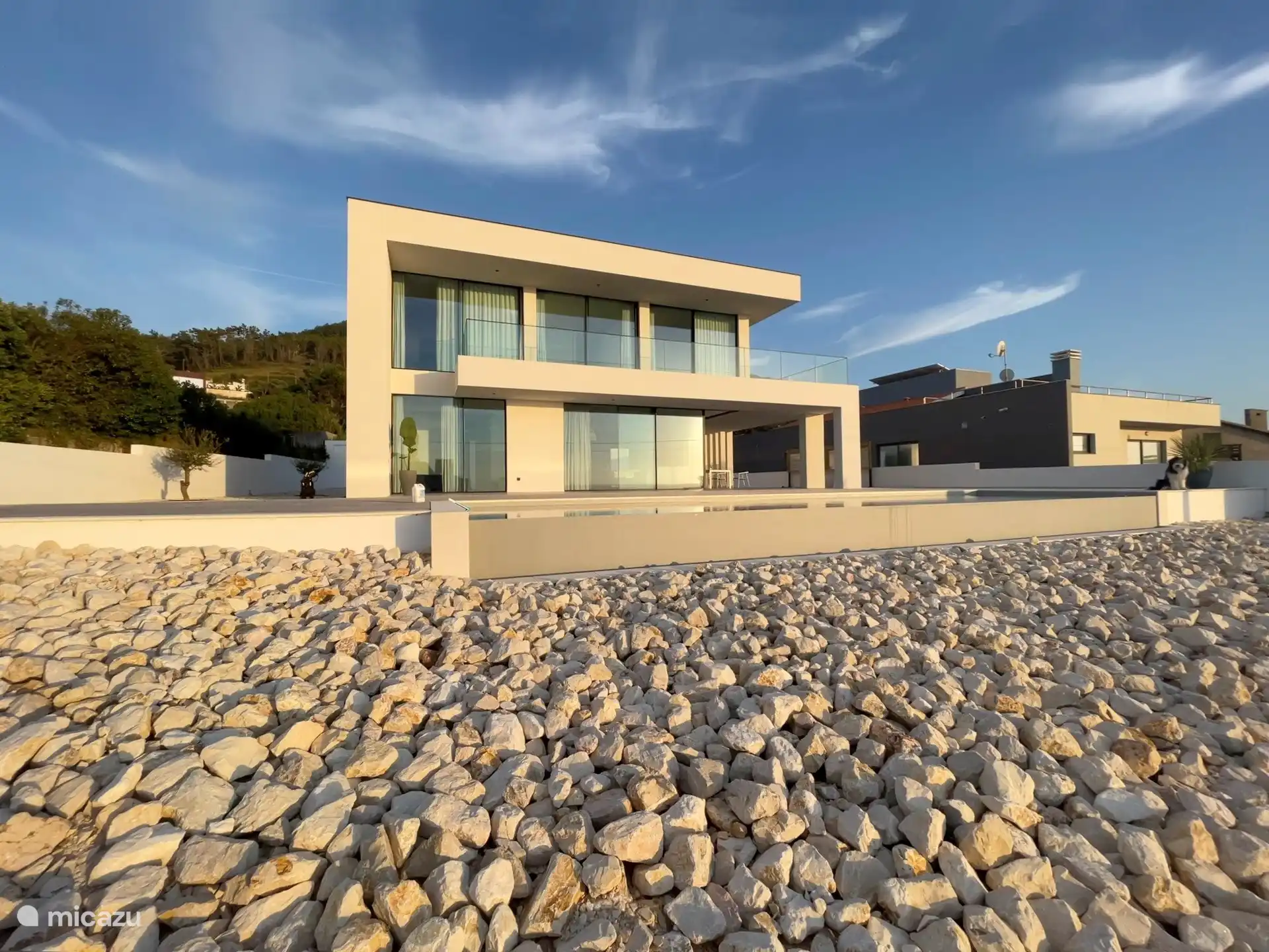 Geschmackvolle Villa 100 Meter vom Strand entfernt mit spektakulärem Meerblick und Sonnenuntergang
Schwimmbad von 12 x 3 Metern unendlich