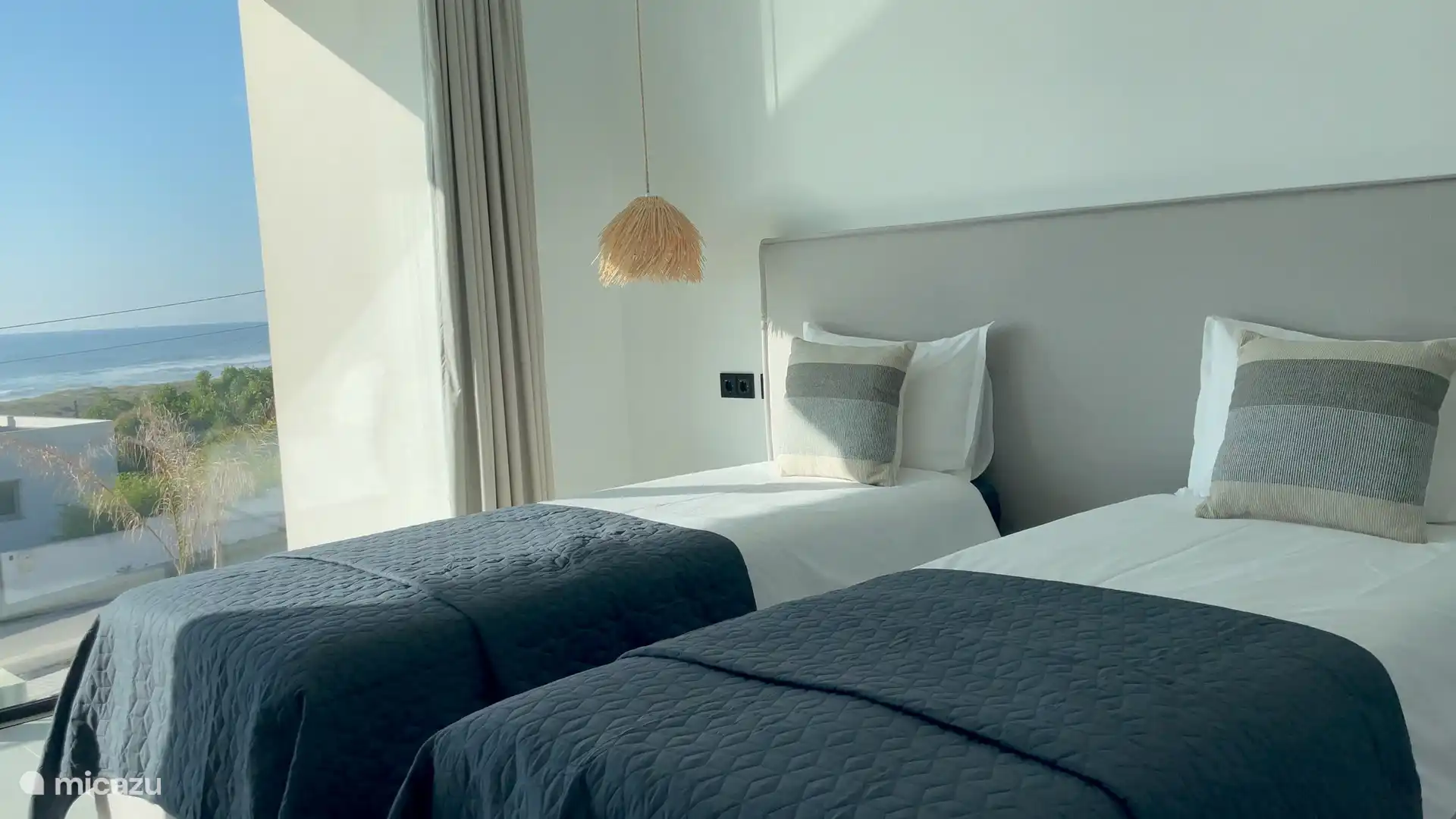 Schlafzimmer mit 2 Einzelbetten und einem Etagenbett (Schlafzimmer für 4 Personen) Alle Schlafzimmer verfügen über ein eigenes Bad