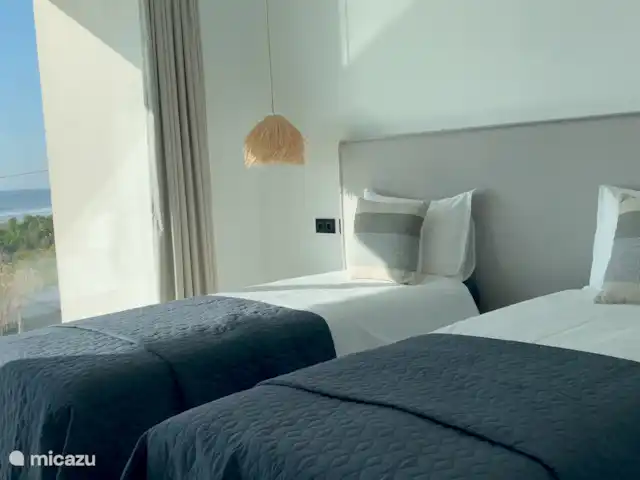 La Beach House Vue Mer | Portugal, Costa de Prata, Figueira da Foz - villa Chambre avec 2 lits simples et un lit superposé (chambre 4 personnes) Toutes les chambres disposent d’une salle de bains privative