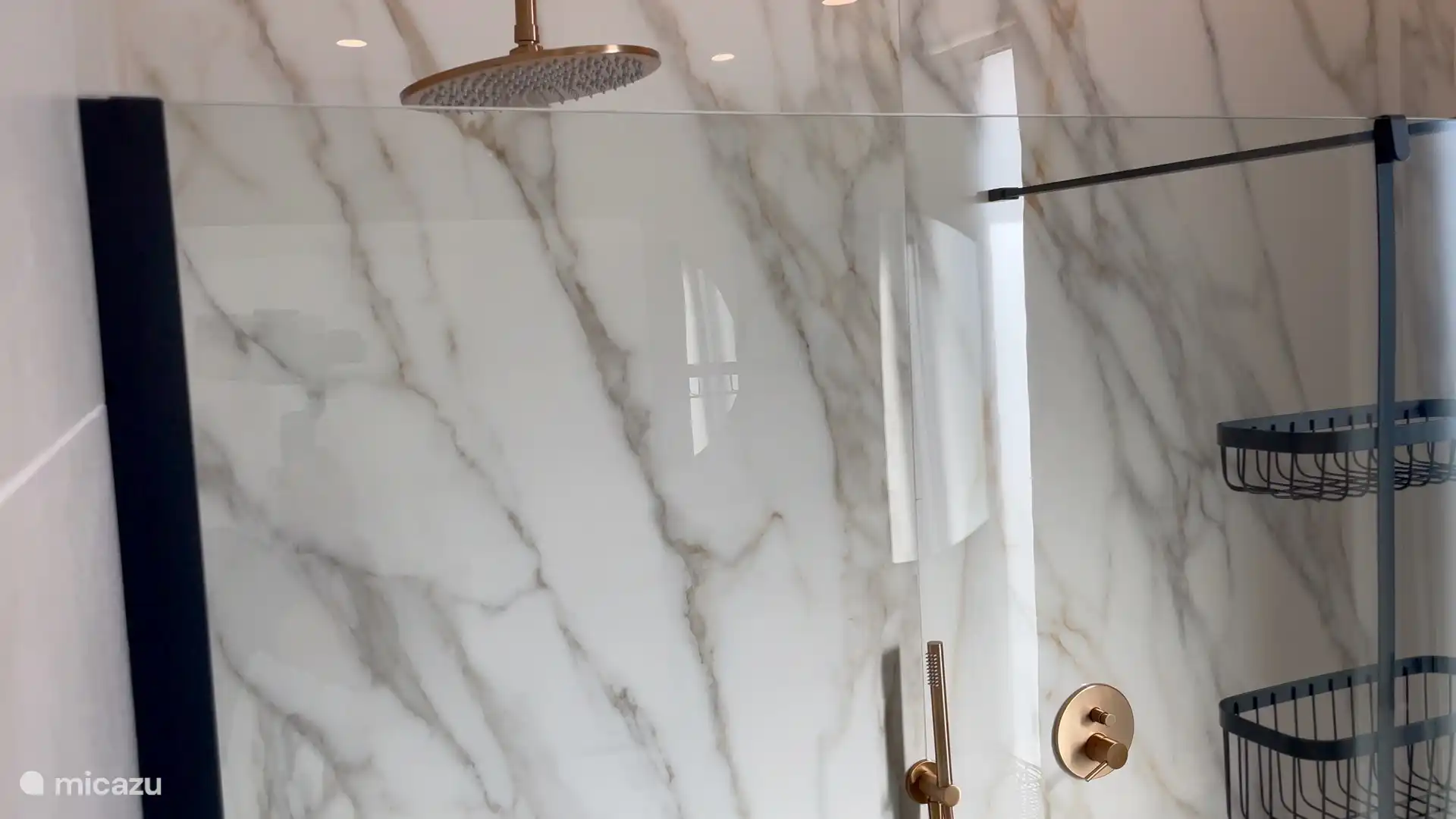 Badezimmer 3 mit begehbarer Dusche, Waschbecken und WC