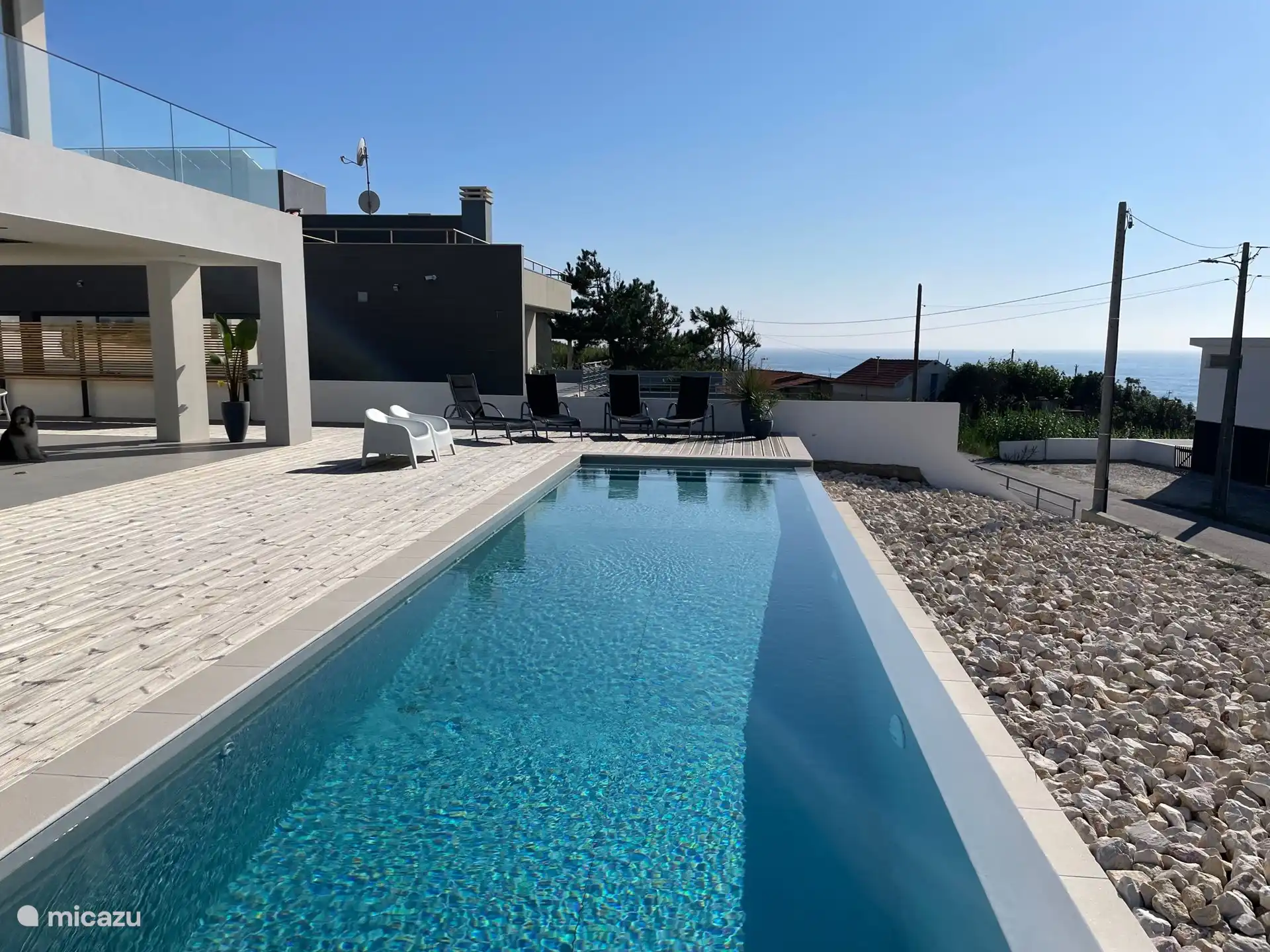 Infinity-Pool 12 x 3 Meter, gefolgt von einer großen Terrasse