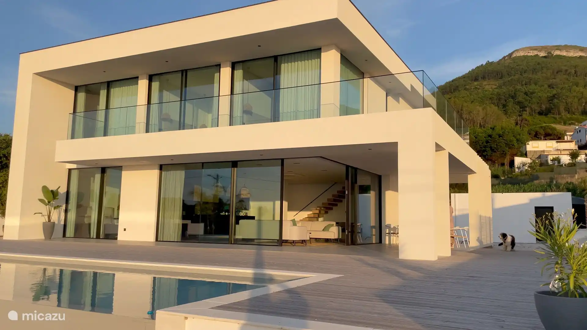 Unsere Villa verfügt über ein Schiebefenster, das in die Wand eingezogen wird, so dass Innen und Außen bei geöffneten Fenstern ineinander übergehen.