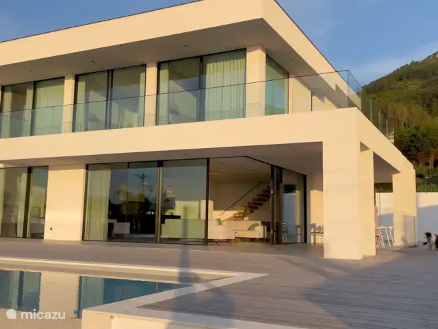 La Beach House Vue Mer | Portugal, Costa de Prata, Figueira da Foz - villa Notre villa dispose d’une fenêtre coulissante qui se rétracte dans le mur, de sorte que l’intérieur et l’extérieur se fondent l’un dans l’autre lorsque les fenêtres sont ouvertes.