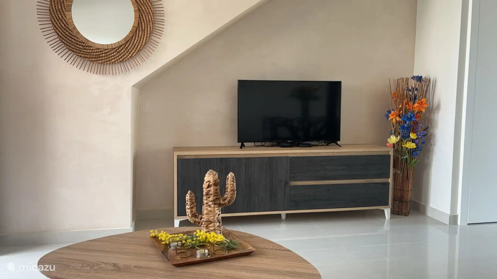 Fernseher mit allen Kanälen aus verschiedenen Ländern, einschließlich Filmen