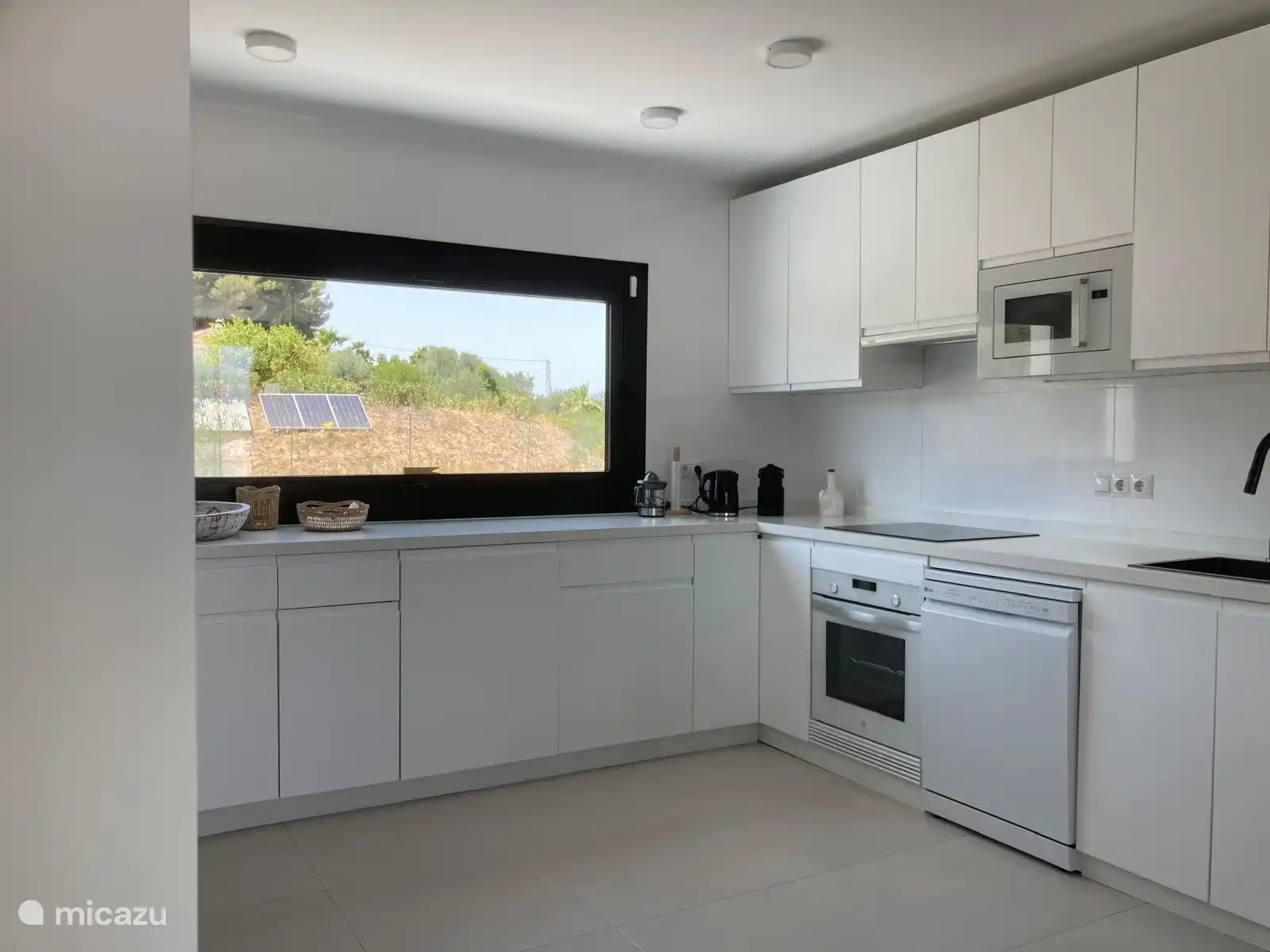 Die geräumige, offene Küche ist komplett mit Kochmöglichkeiten ausgestattet.