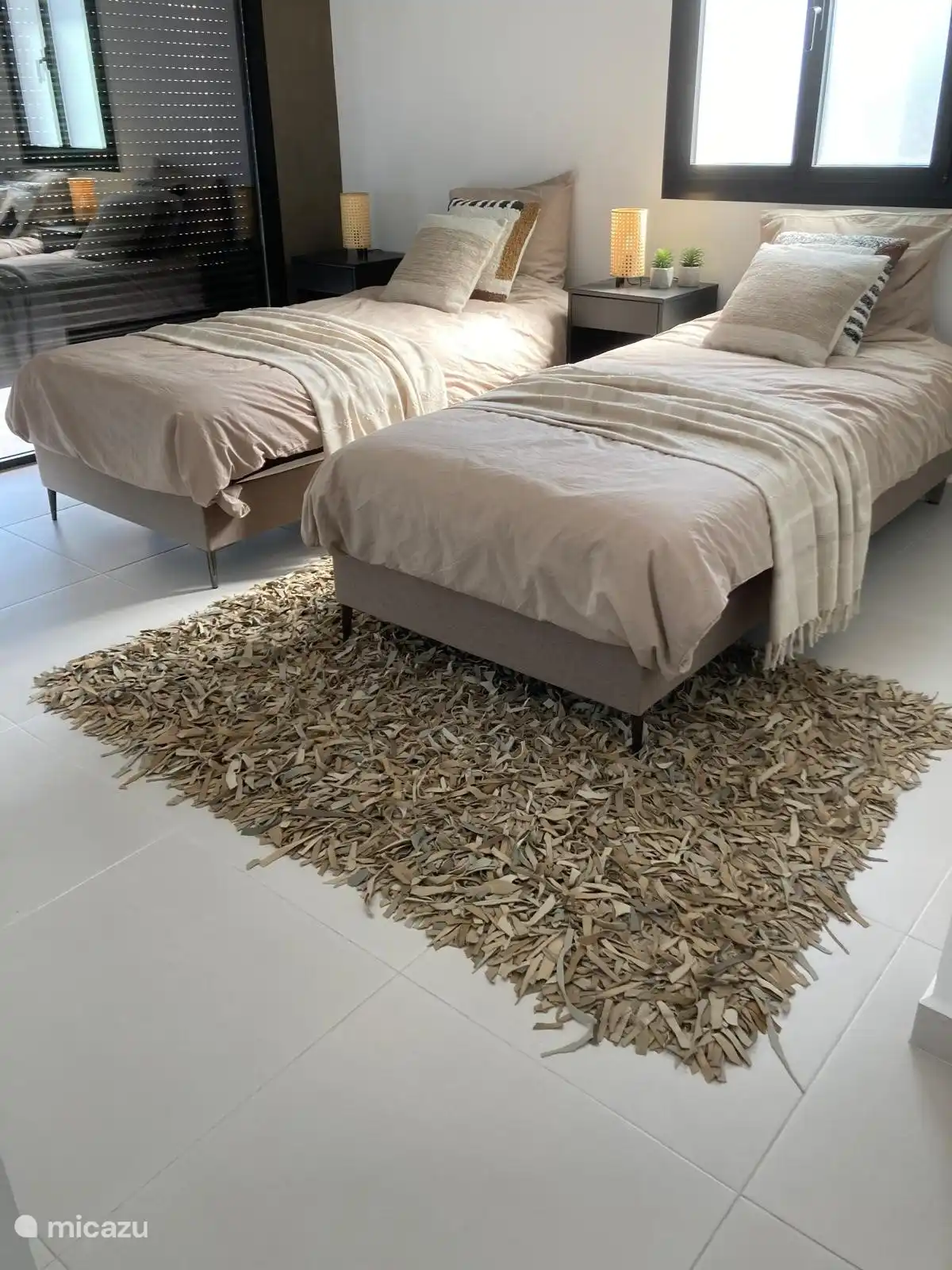 Eines der drei Schlafzimmer mit großem Einbauschrank und Schminktisch.