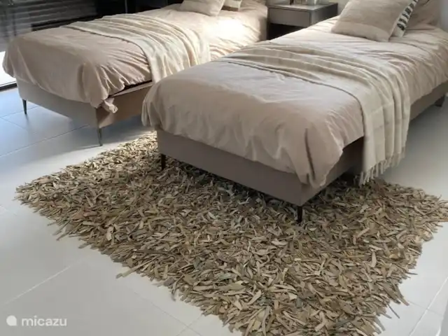 Villa Palmera | Espagne, Andalousie, Alhaurín el Grande - villa L’une des trois chambres avec grande armoire intégrée et coiffeuse.