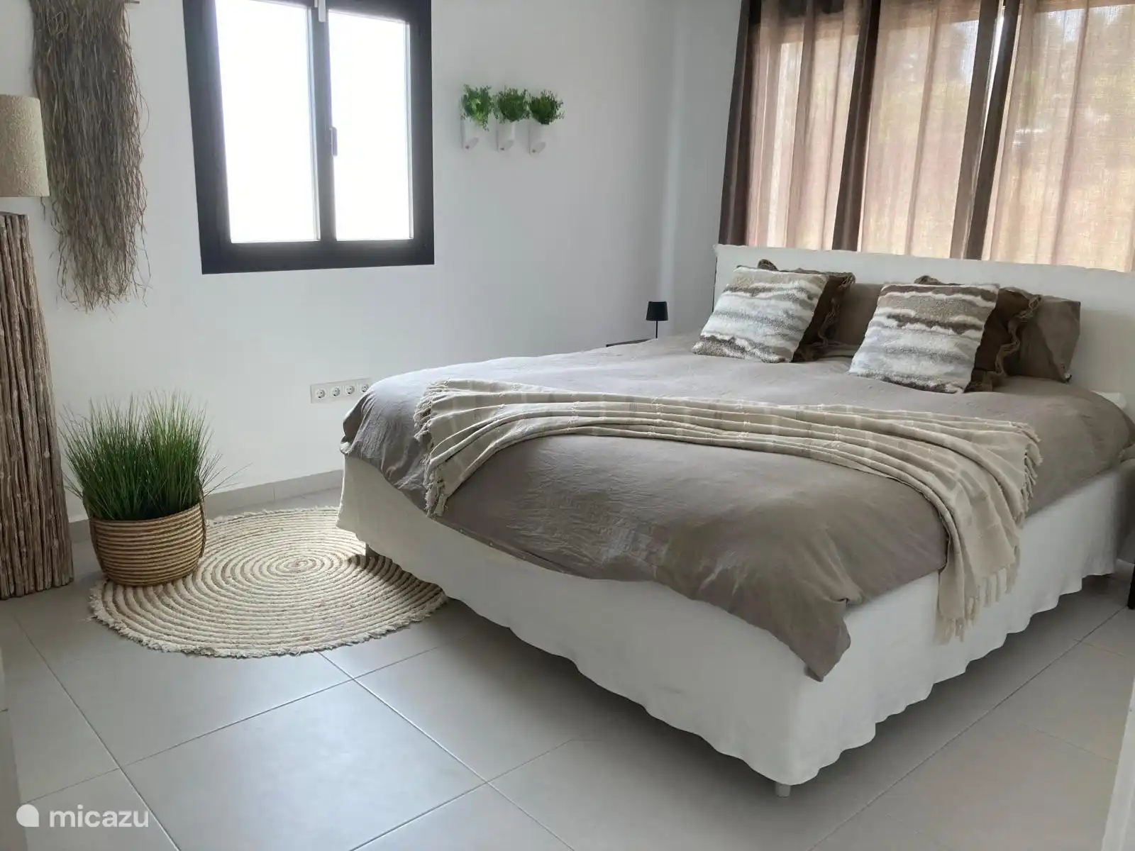 Das Hauptschlafzimmer mit angrenzendem Badezimmer.