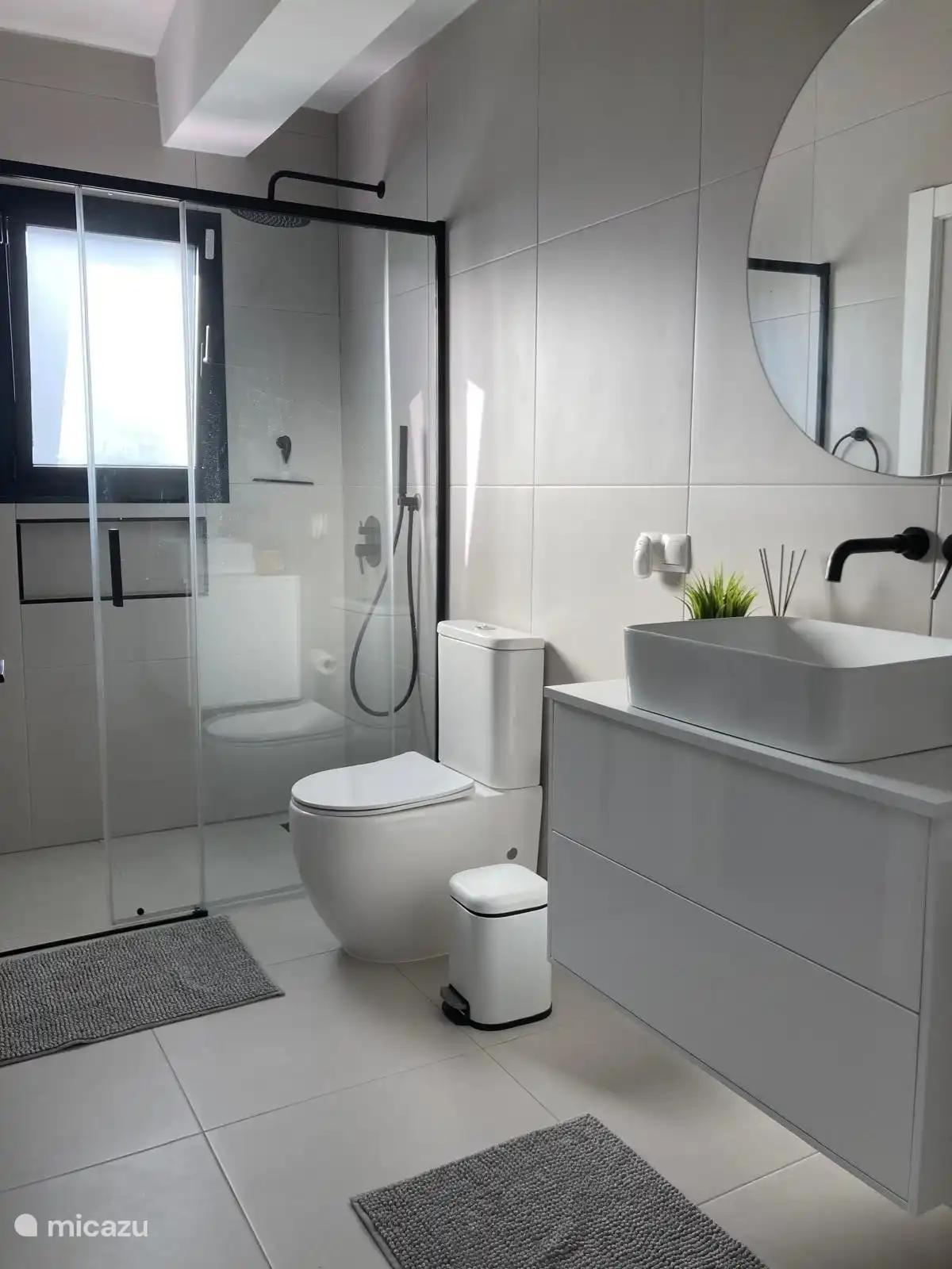 Die beiden Badezimmer sind identisch miteinander.